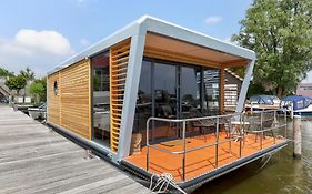 Luxe Houseboat Smuk